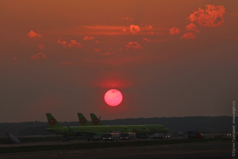 Красное солнце над аэропортом Домодедово