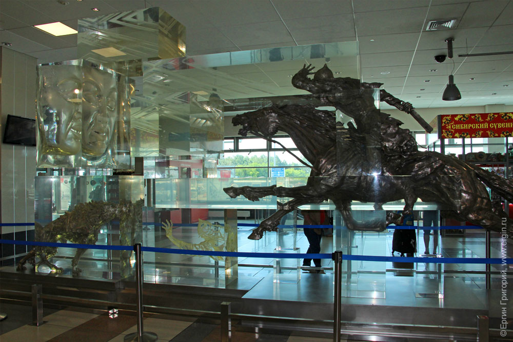 Скульптура в аэропорту Новосибирск