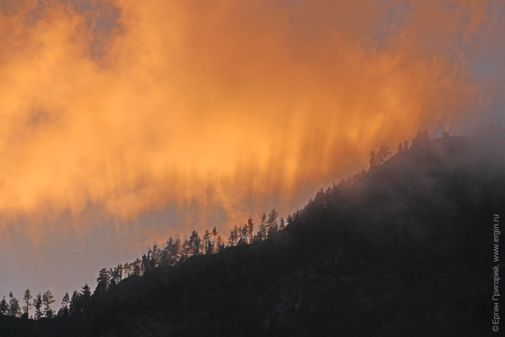 Закат над Катунью облака пробиты солнечными лучами