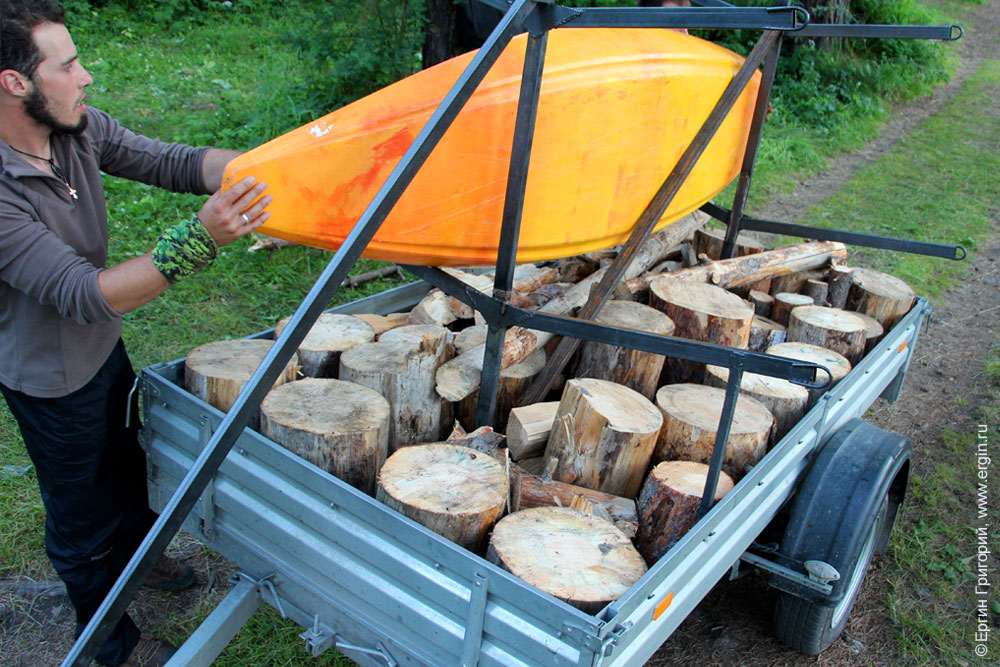 Запас дров в прицепе