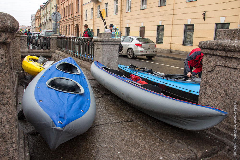 Байдарки и каяки на набережной канала Санкт-Петербурга