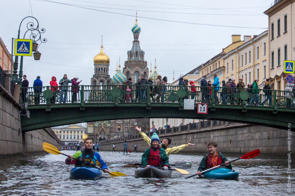 На каяках и байдарках под Итальянским мостом Санкт-Петербург