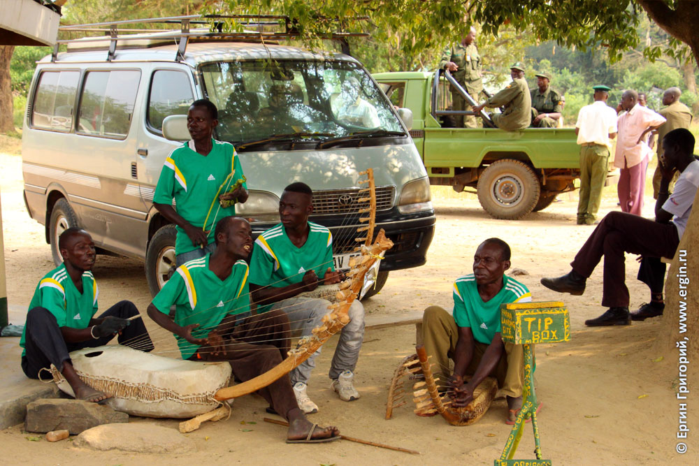 Негритянский ансамбль Уганада Африка народные инструменты