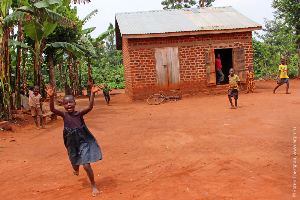 Детишки встречают Африканские деревни