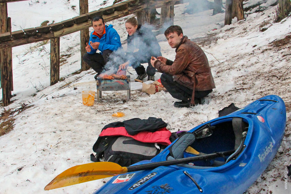 Пикник и костер на горке с каяком зимой