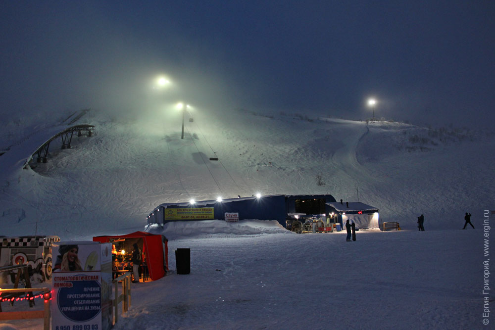 Ночь подъемник для горнолыжников в Хибинах