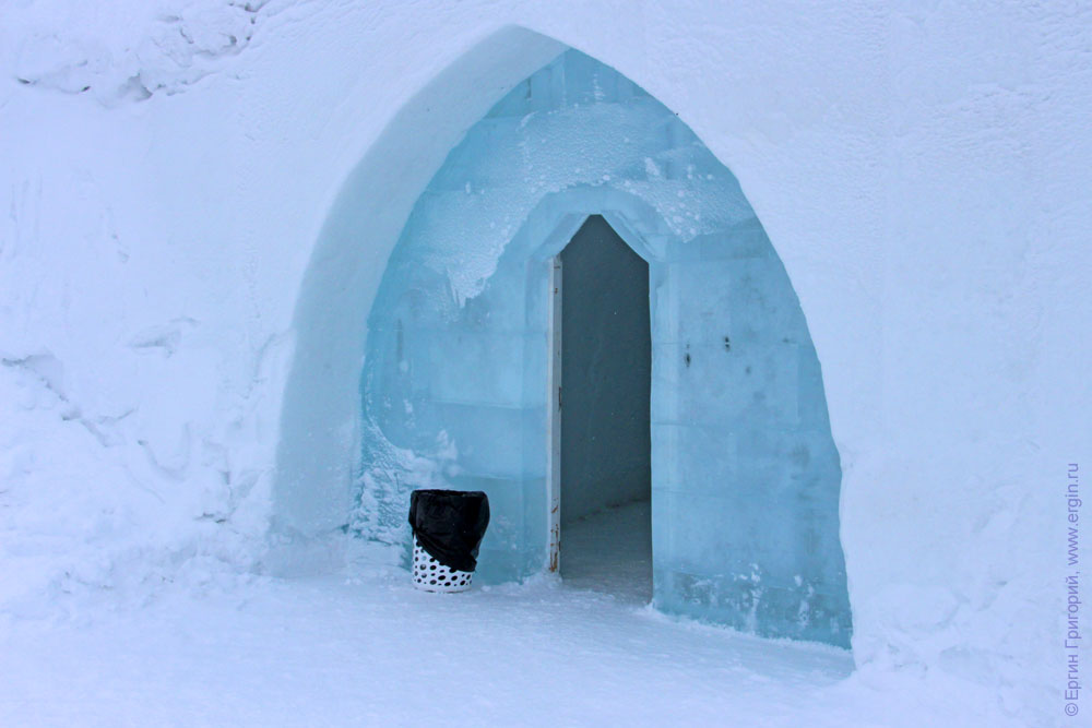 Ледяная дверь в Снежную деревню