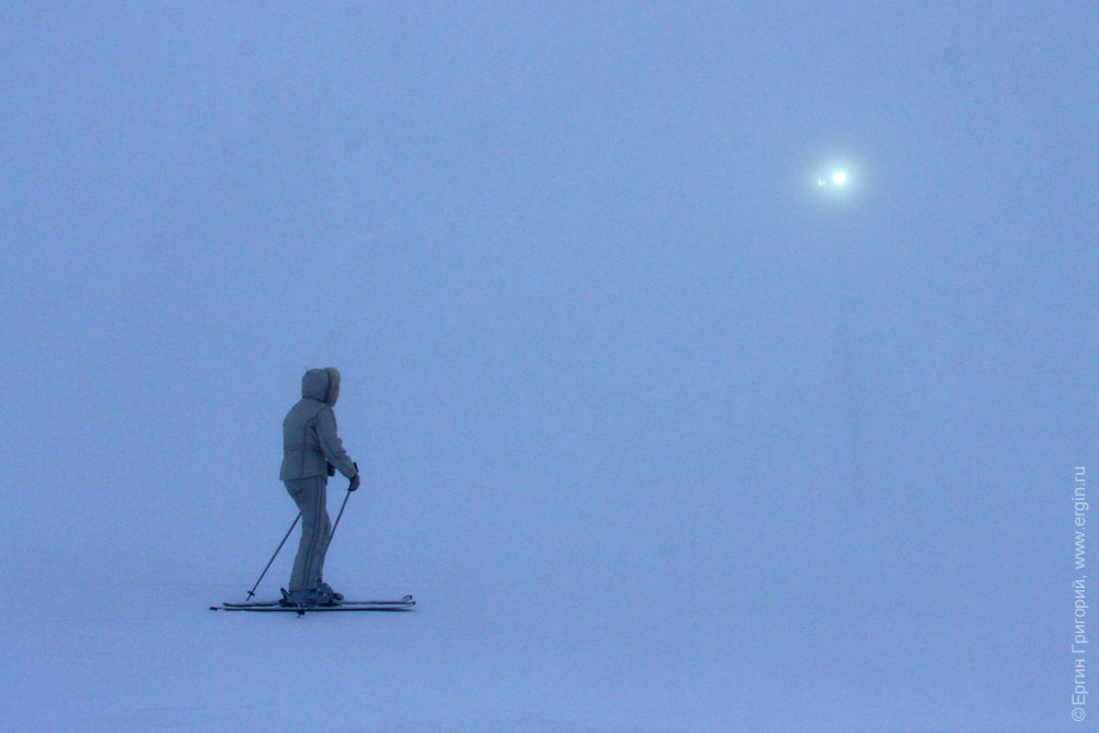 Катание на лыжах в тумане  молоке