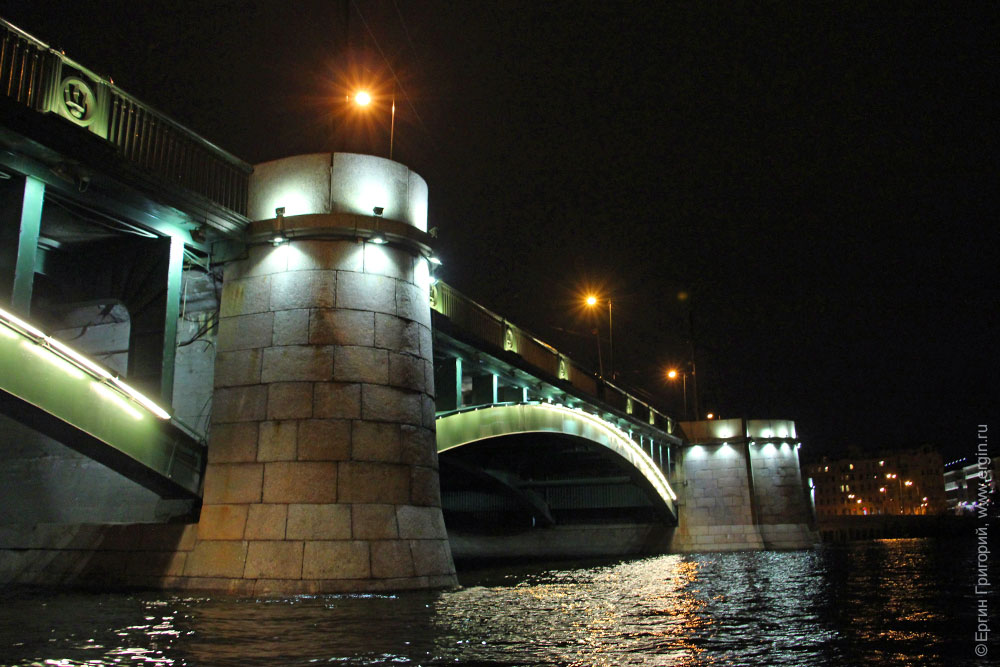 По ночной Неве на каяке Биржевой мост