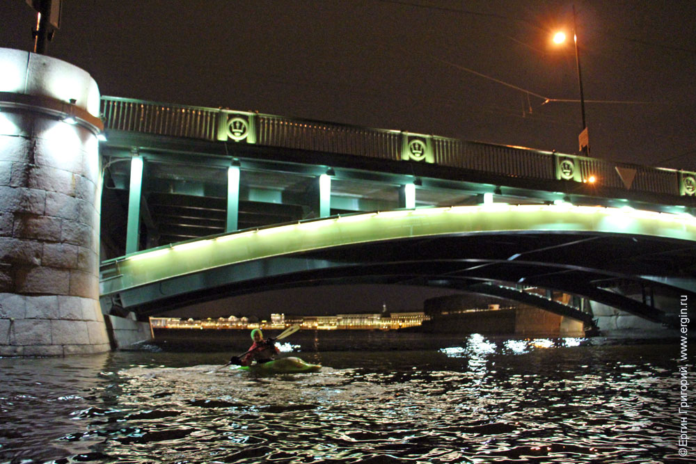 На каяке под мостами Санкт-Петербурга