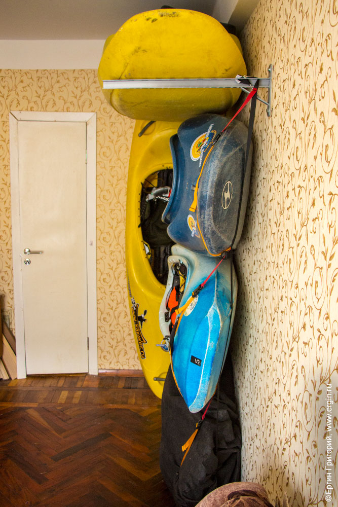 Каяки висят на стенке занимают меньше места в квартире