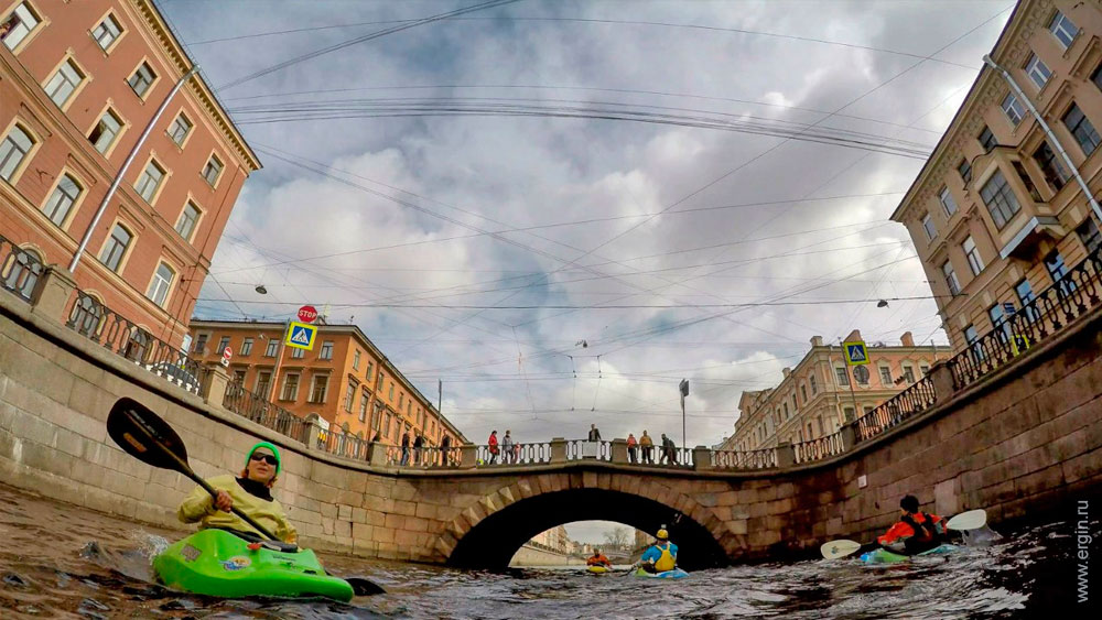 Каякеры на канале Грибоедова в Санкт-Петербурге