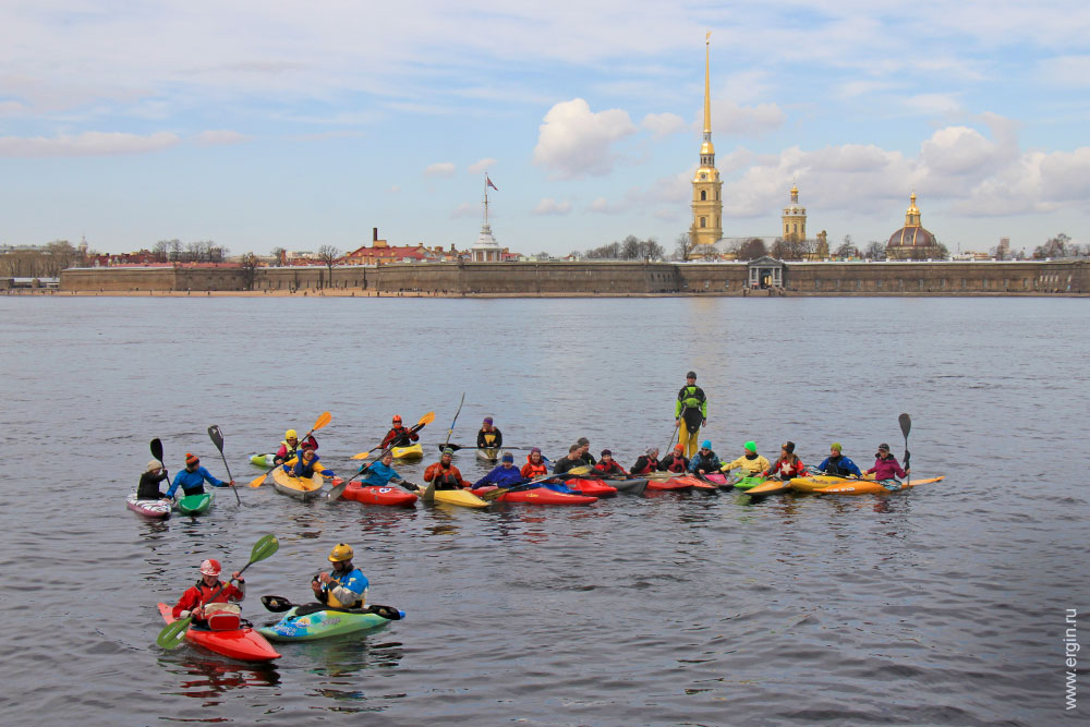 Каякеры на Неве на фоне Петропавловской крепости Санкт-Петербург