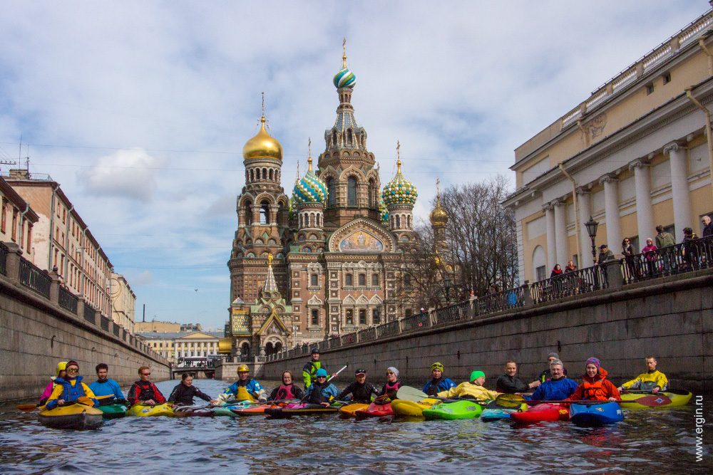 Каякеры на фоне Спаса на Крови Санкт-Петербург