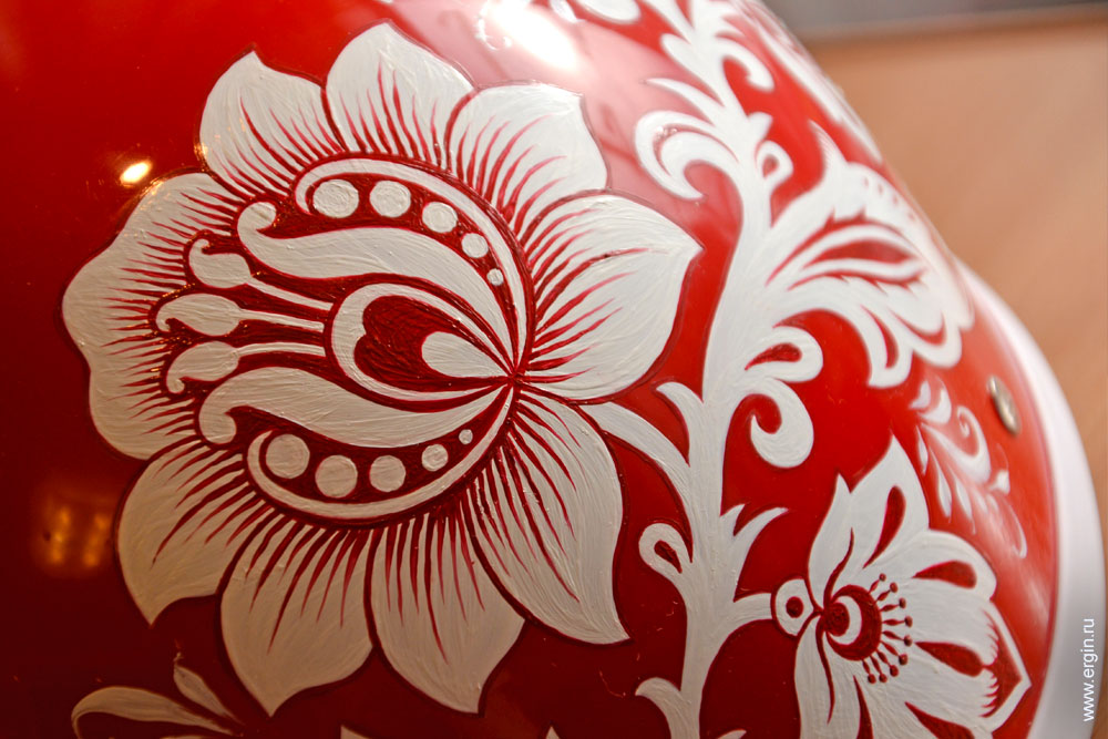 Цветы белая хохлома на красном шлеме каякера