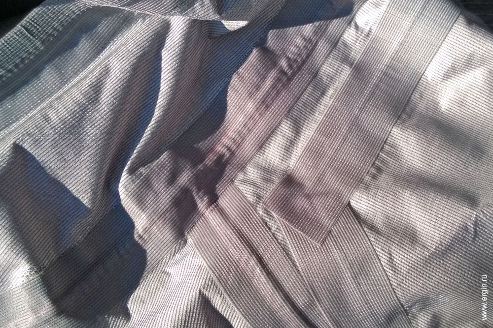 Проклейка герметизация швов куртки каякера из мембранной ткани драйтопа