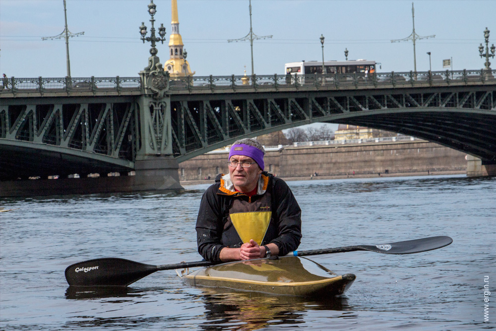 Каякер у Троицкого моста Санкт-Петербург