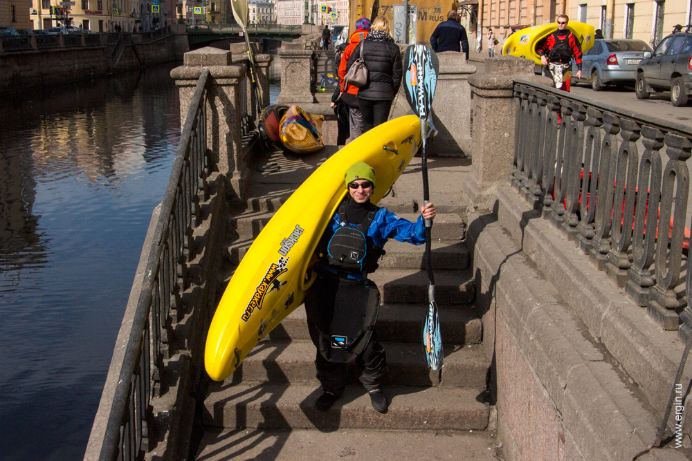 Каякер с лодкой для сплава по горным рекам крикинга в Санкт-Петербурге
