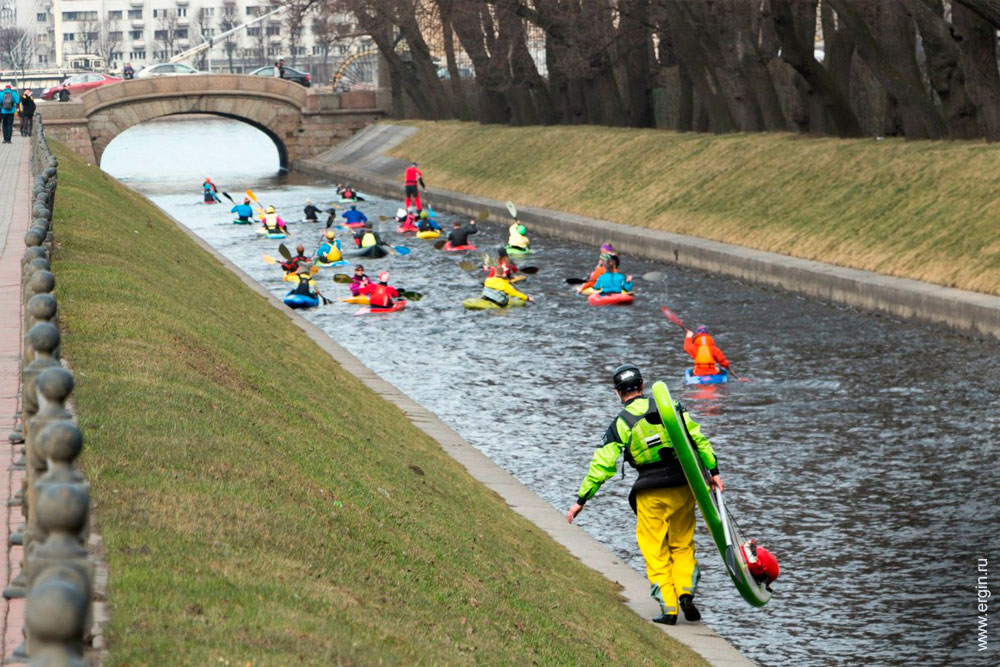 Каякеры байдарочники SUP-серферы идут по каналу Санкт-Петербург