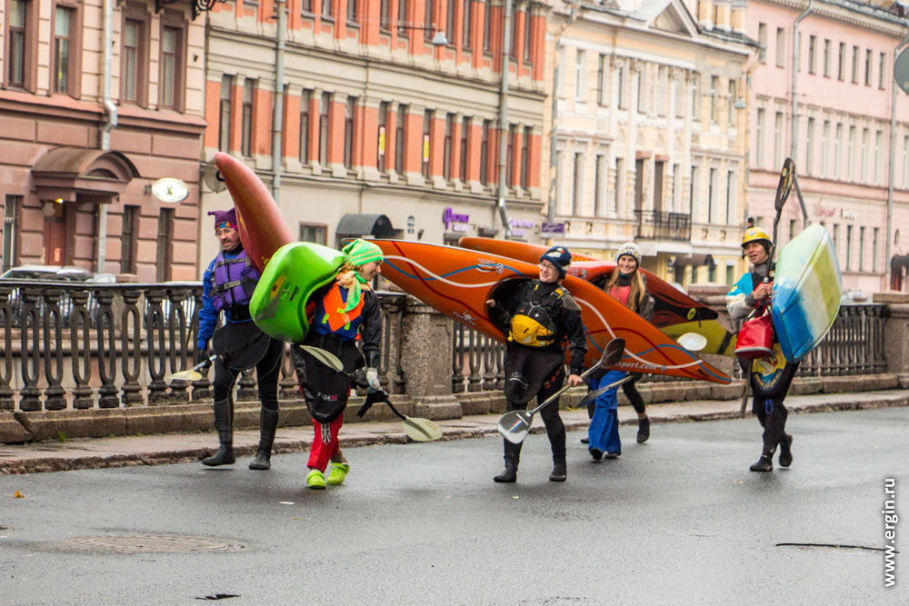 Шествие каякеров по Санкт-Петербургу