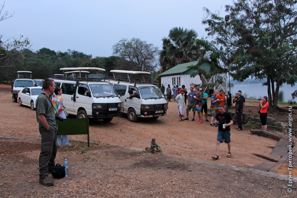 Машины перед паромом в Мерченсон фолс национальный парк Уганды