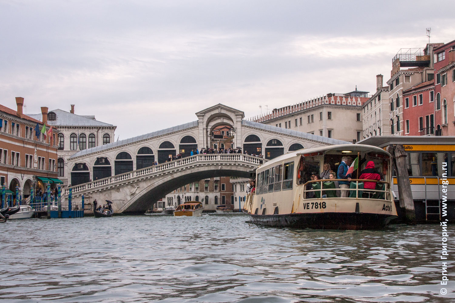 Мост Риалто через Гранд-Канал в Венеции