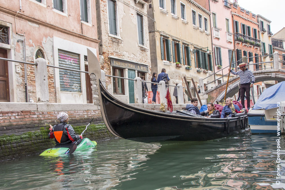 Каяк и гондола в Венеции