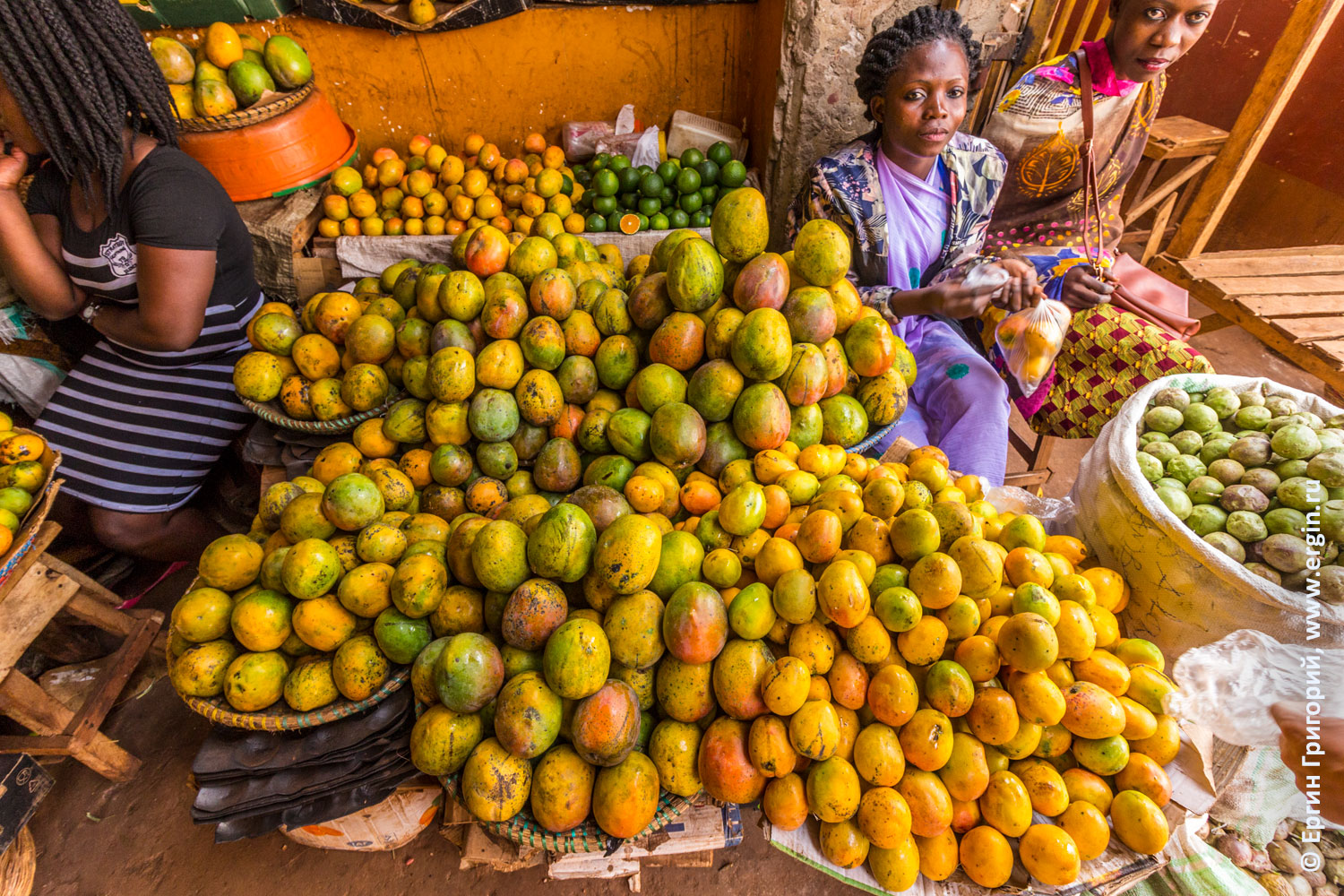 Продажа манго на рынке в Уганде город Джинджа Африка