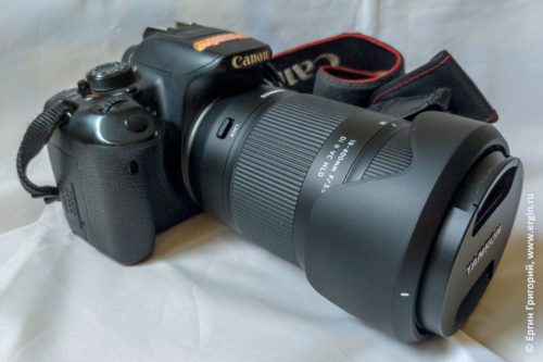 Внушительные размеры объектива Tamron 18-400 на фотоаппарате Canon