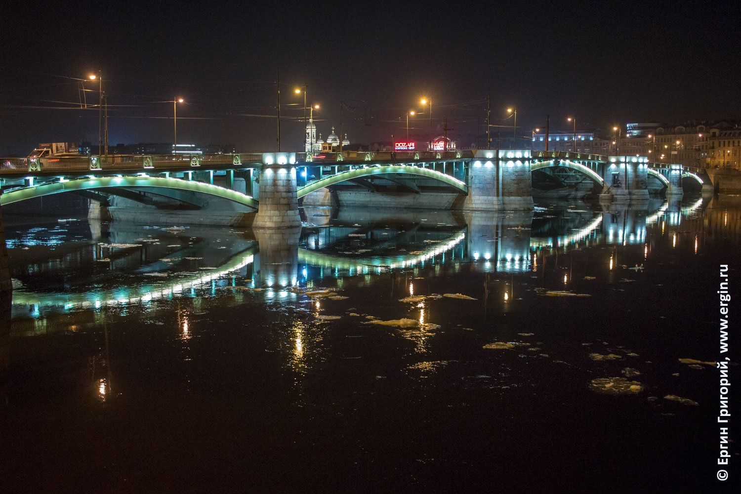 Лед у Биржевого моста на реке Неве ночь Санкт-Петербург