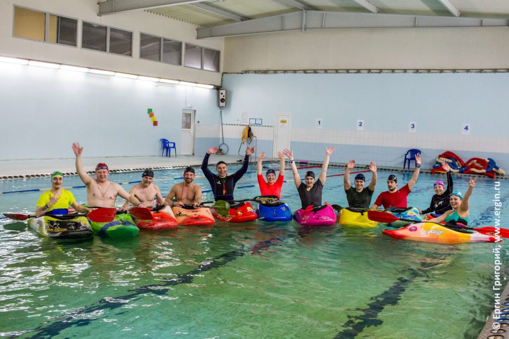 Тренировки занятия по каякингу в бассейне Санкт-Петербург эскимосский переворот и обучение гребле