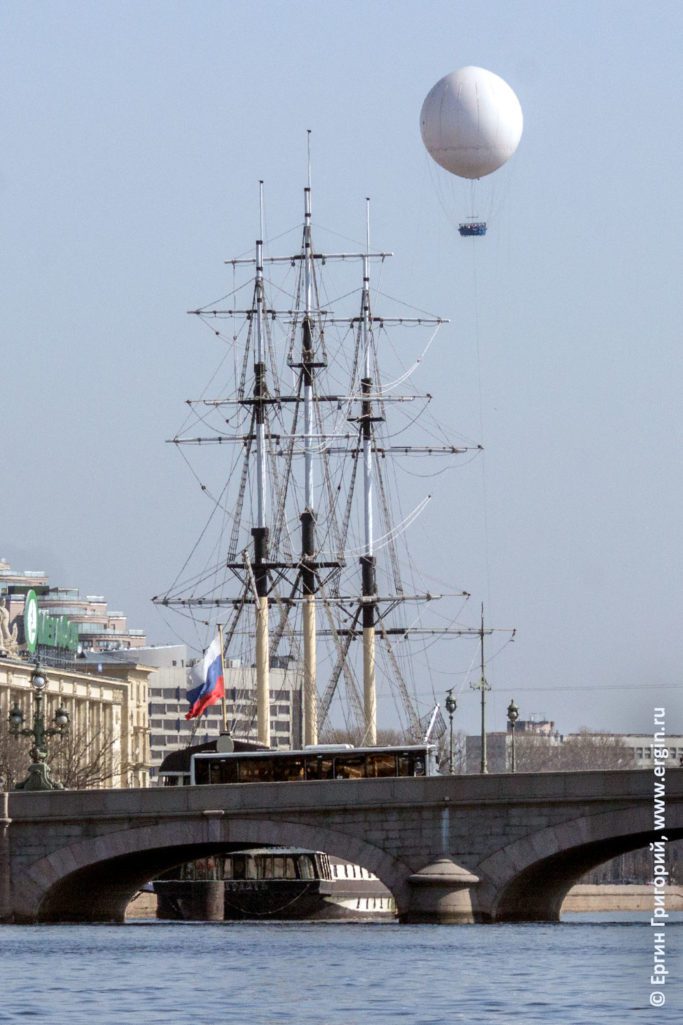 Фрегат "Благодать" и воздушный шар над ним на Неве в СПб