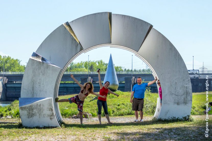 Капля памятник у плотины в Платтлинге Plattling Бавария Германия