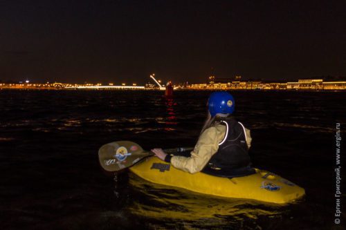 Каякер с воды Невы наблюдает развод мостов в Санкт-Петербурге ночью