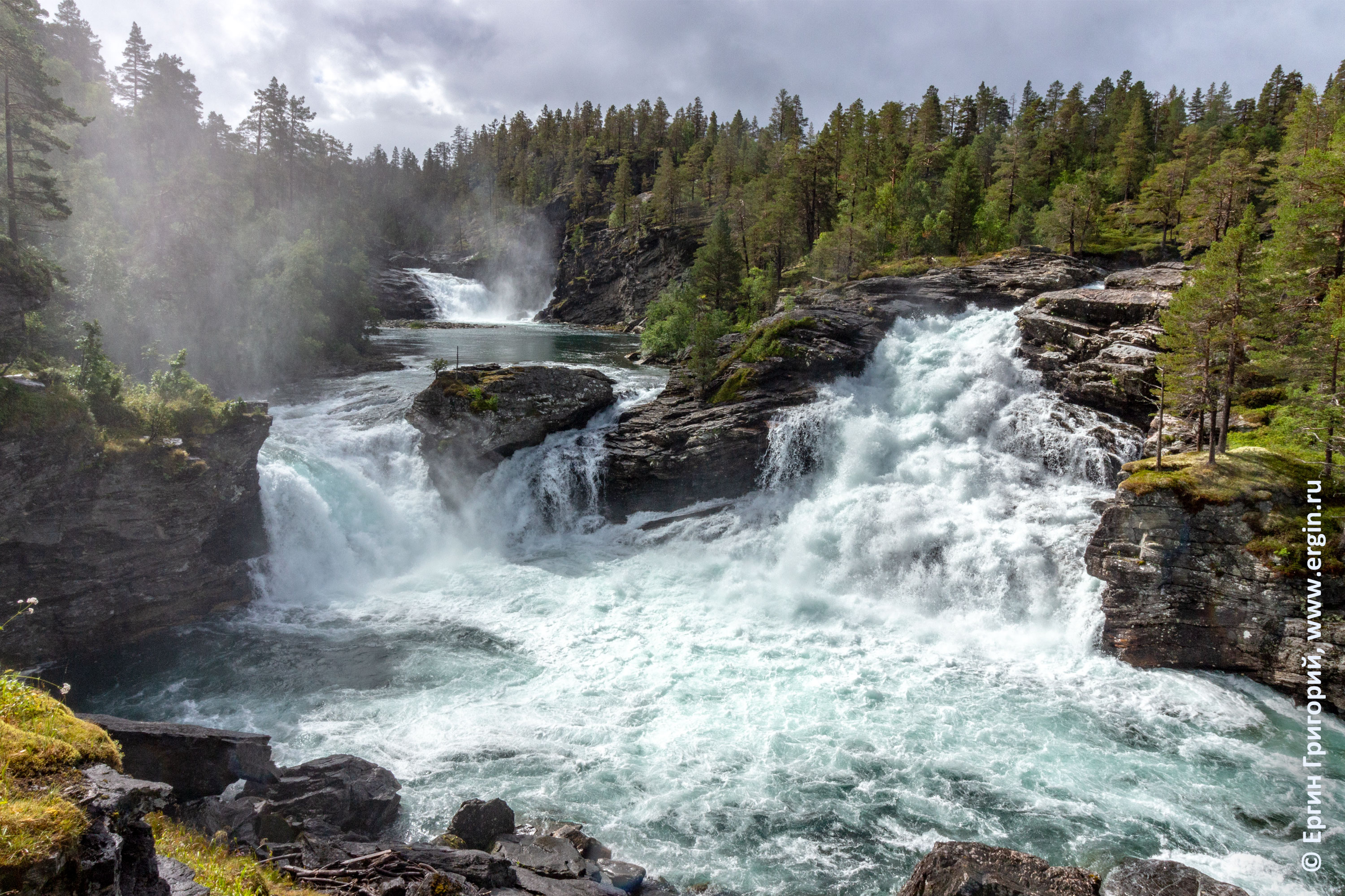 Норвегия вид на пять водопадов на реке Раума