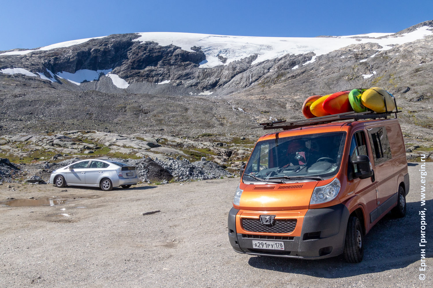 Норвегия горы со снежниками и автобус каякеров с каяками