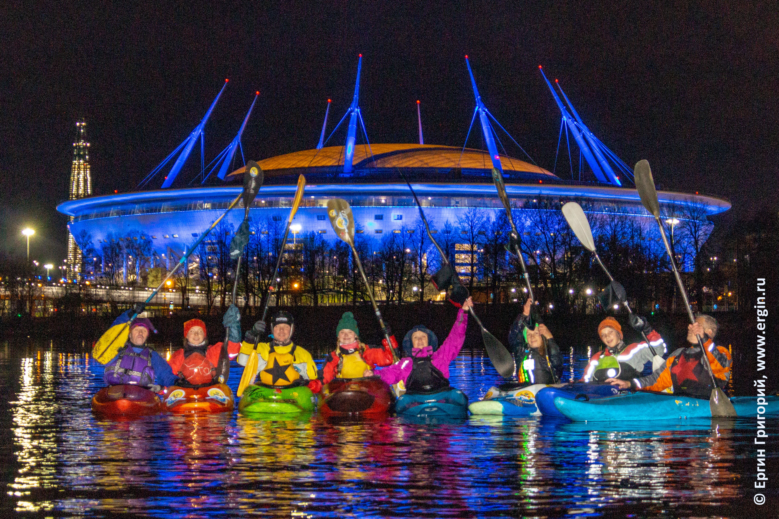Каякеры на фоне ночного стадиона Санкт-Петербург с подсветкой