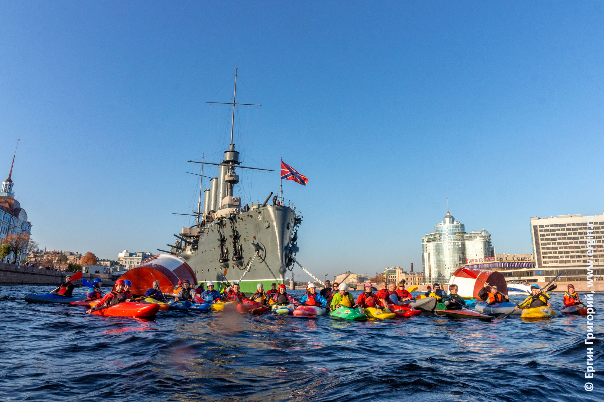 Санкт-Петербург каякеры на каяках с веслами у крейсера Аврор на Неве