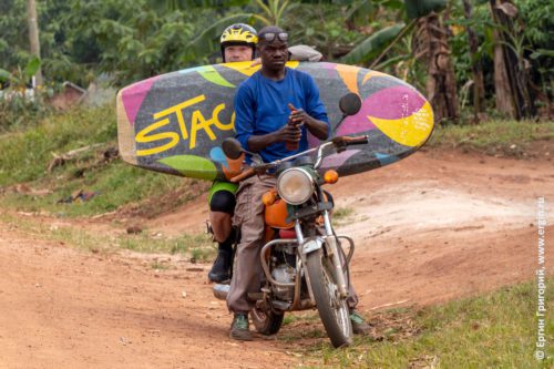 Таксист на мотоцикле в Уганде Бода-бода везет каяк