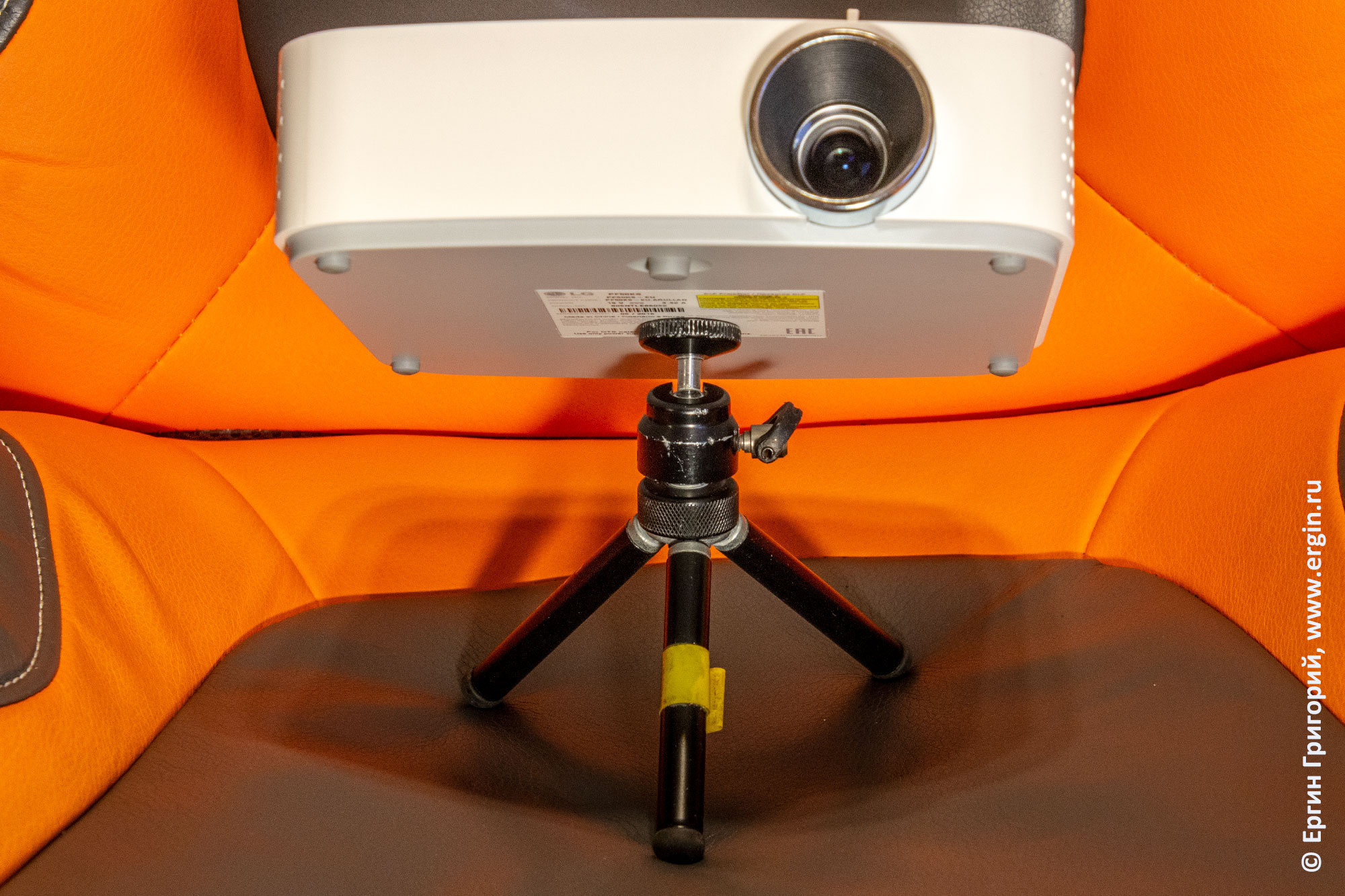 Мобильный проектор CineBeam LG PF50KS установлен на мини штативе