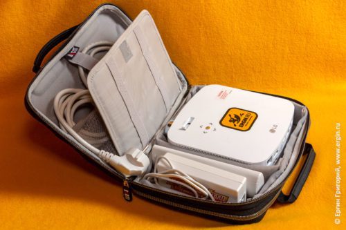 Проектор CineBeam LG PF50KS и его аксессуары размещены в кейсе чемодане футляре