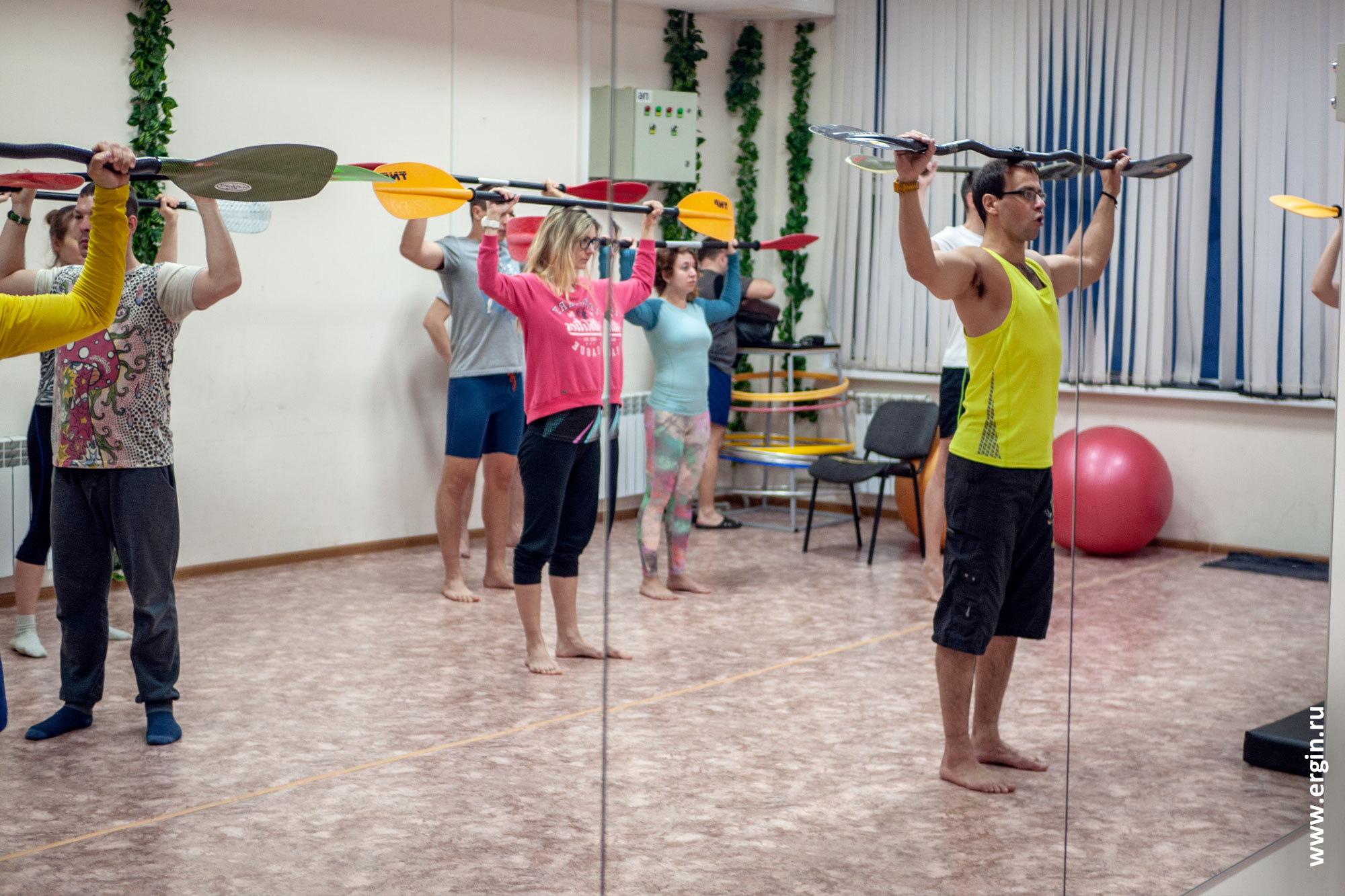 Тренировка по каякингу с веслами в зале: как правильно держать весло?