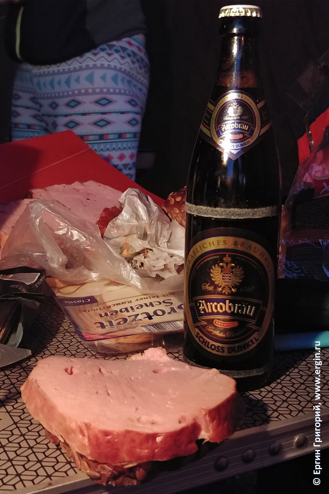 Libekase мясной хлеб и местное баварское пиво Arcobrau
