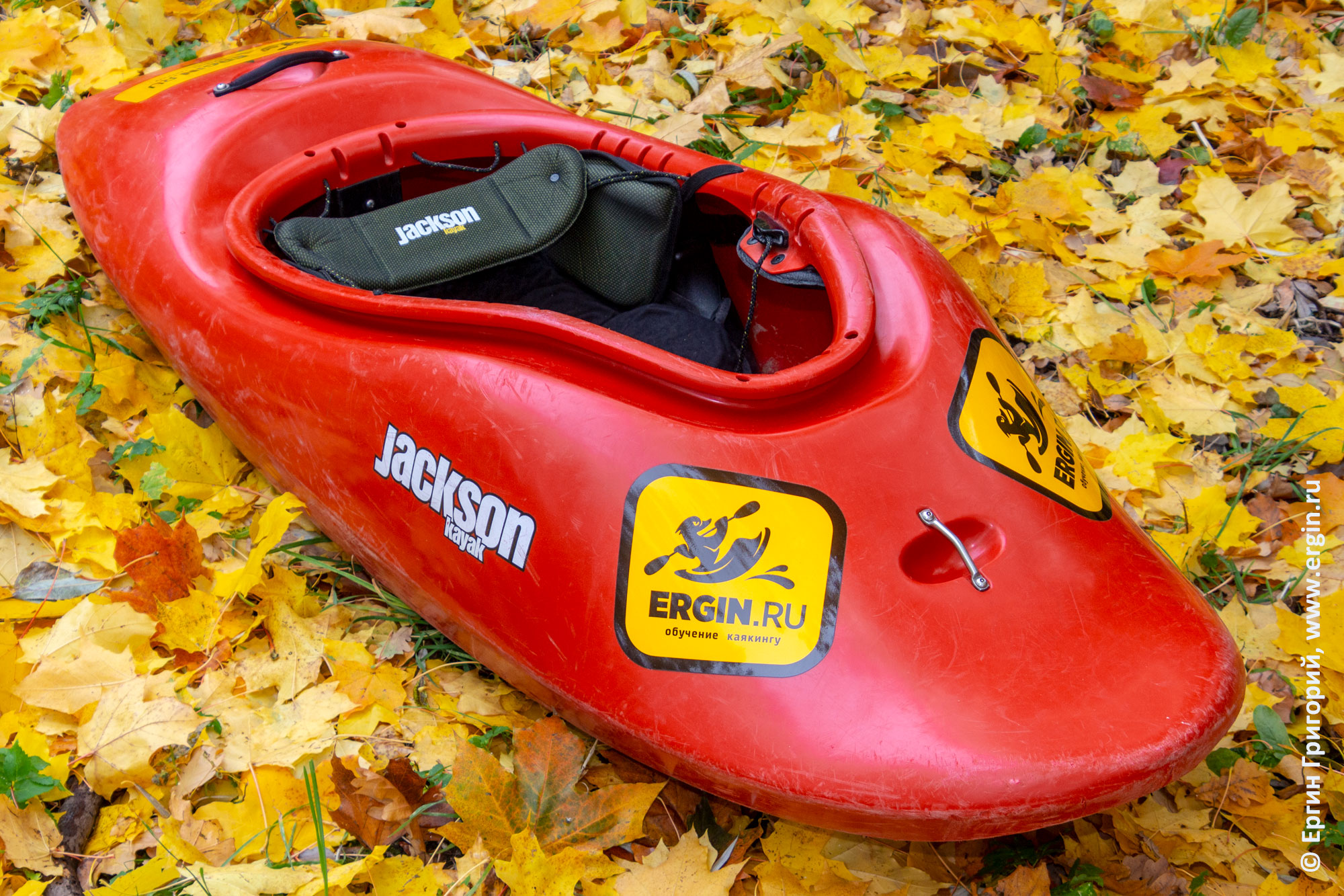 Jackson Kayak All Star 2010 каяк для фристайла осень желтые листья