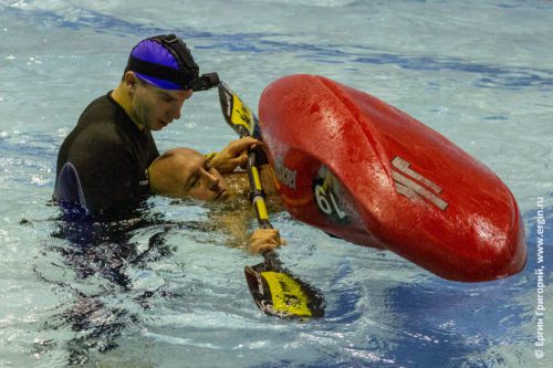 Индивидуальная тренировка по эскимосскому перевороту на каяке в бассейне