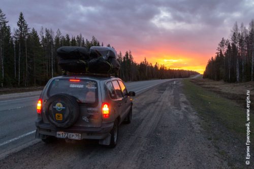 Путешествие на машине с каяками: встречаем рассвет в дороге