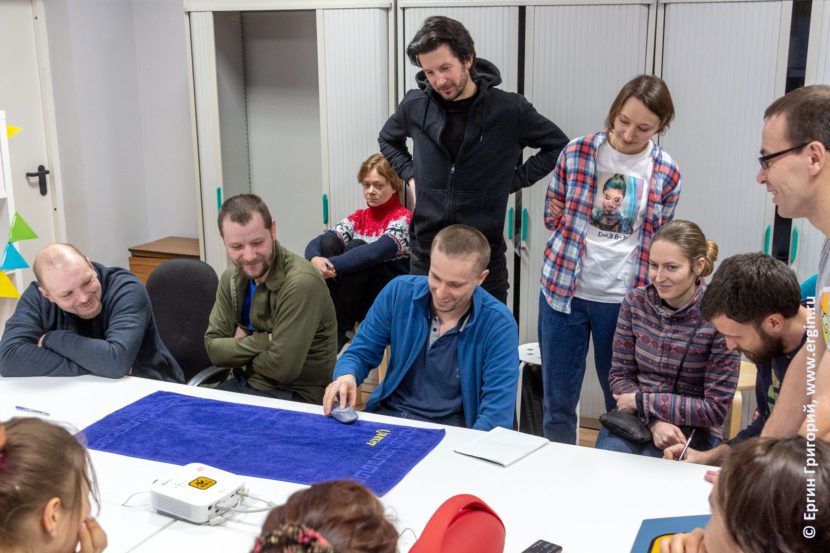 Вход в струю на каяке в комфортных условиях семинара по особенностям бурной воды