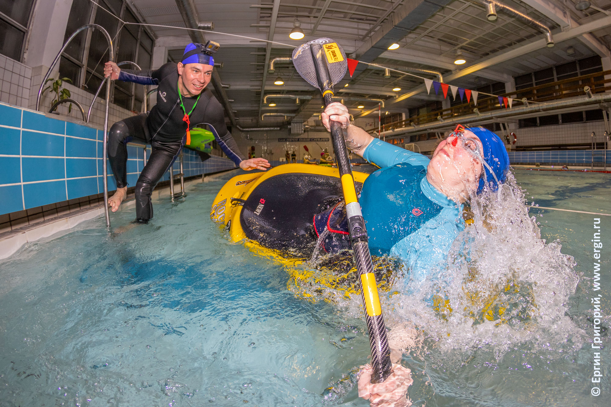 Эскимосский переворот прямым винтом на каяке в бассейне, индивидуальная тренировка с инструктором