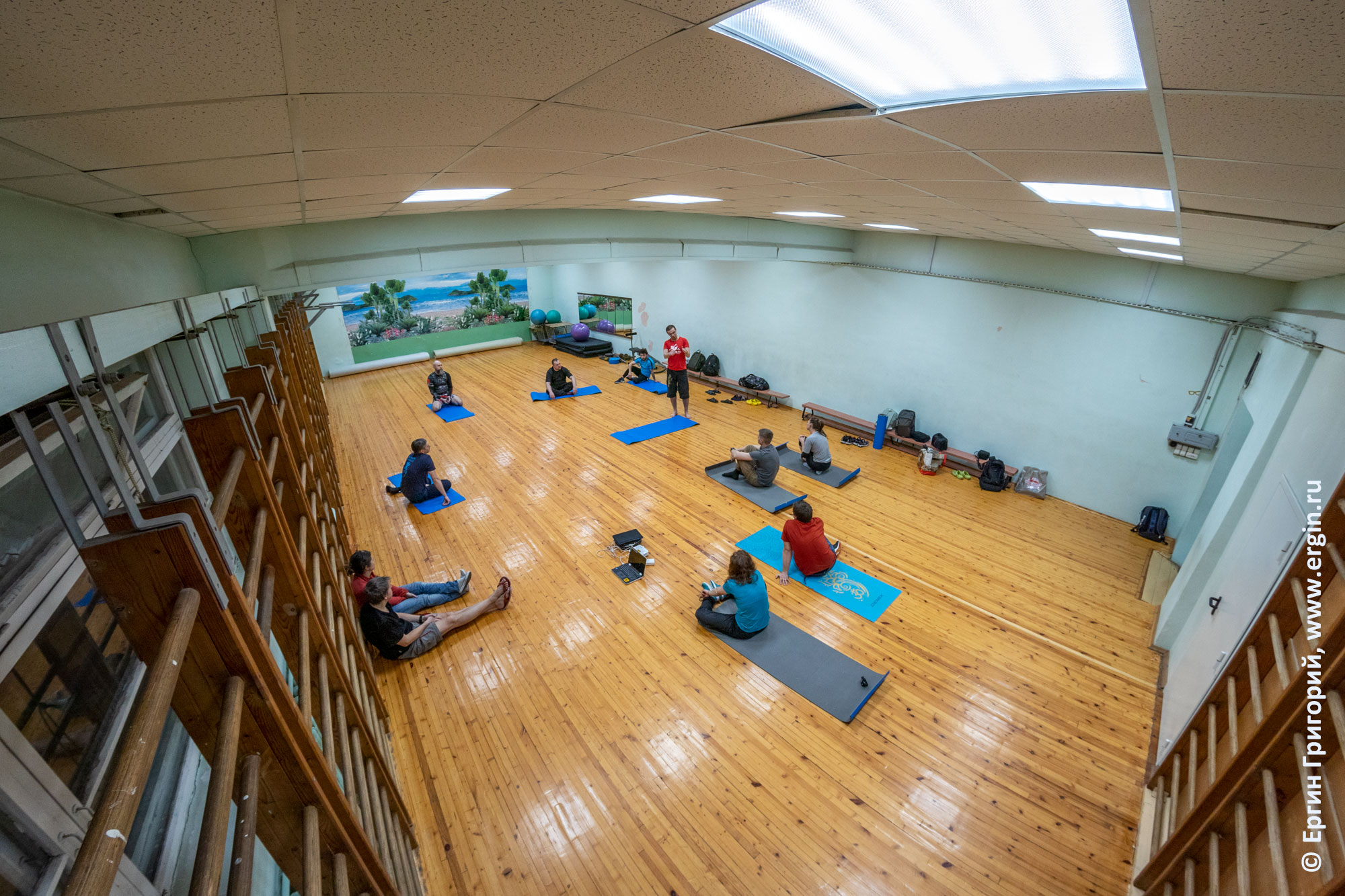 Тренировка по эскимосскому перевороту в спортивном зале