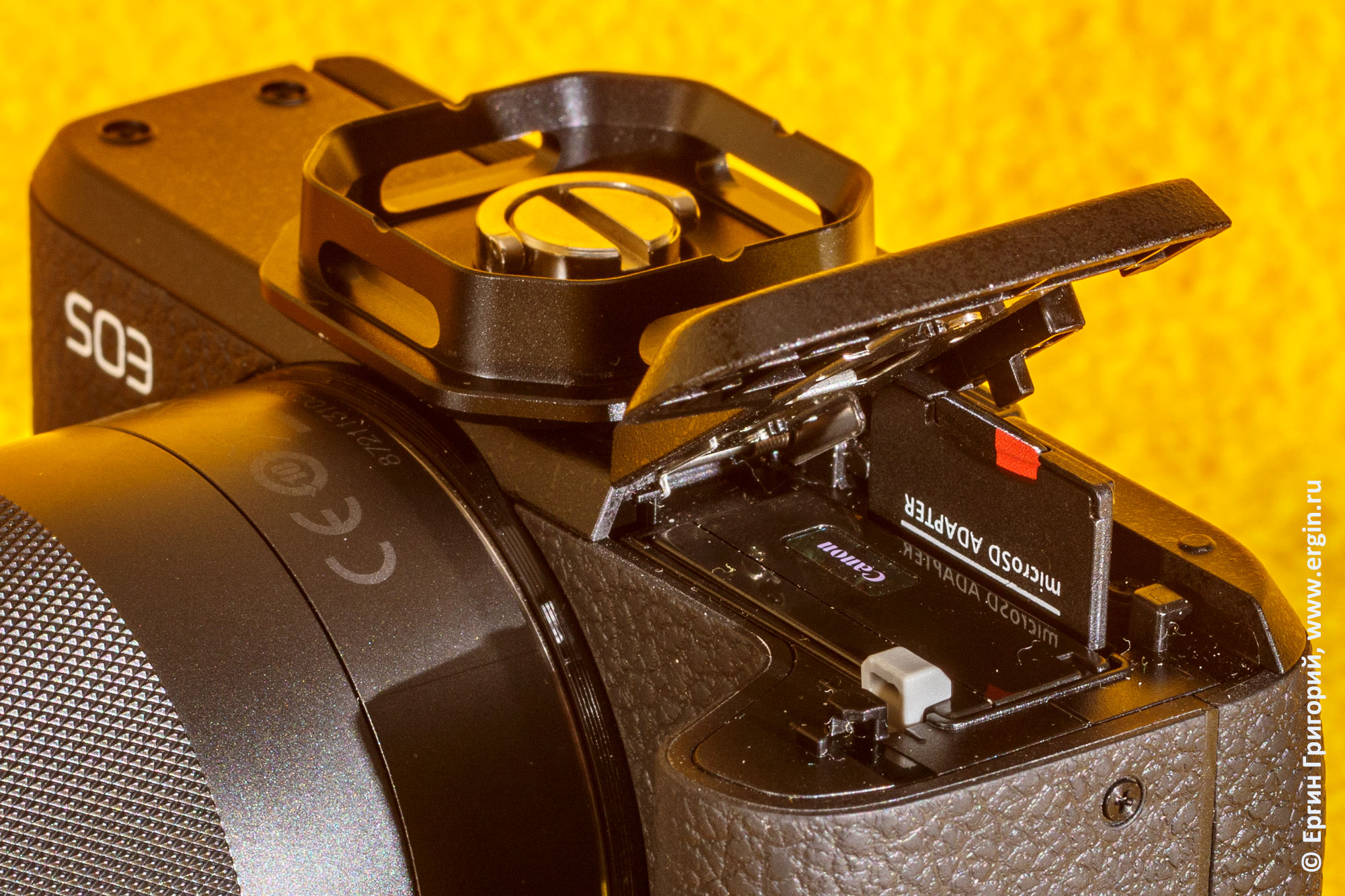 Батарейный отсек Canon EOS M6 Mark 2 и SD-карта памяти, которую нельзя вынуть с накрученной штативной площадкой